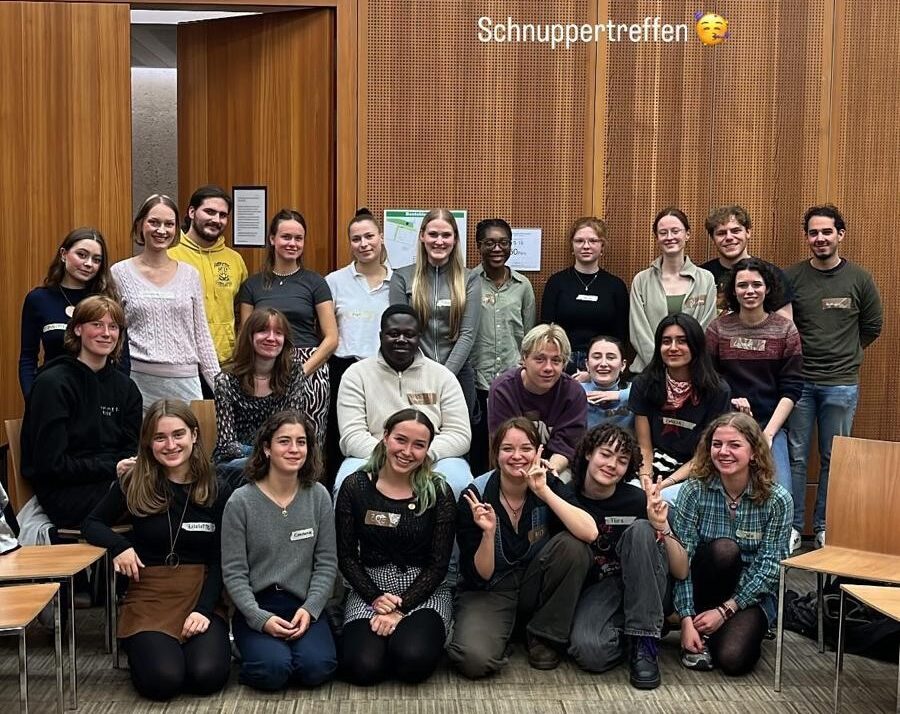 Das Foto zeigt ein Gruppenfoto von ungefähr 25 jungen Menschen in einem Seminarraum. Ein Schriftzug besagt "Unser erstes Schnuppertreffen"