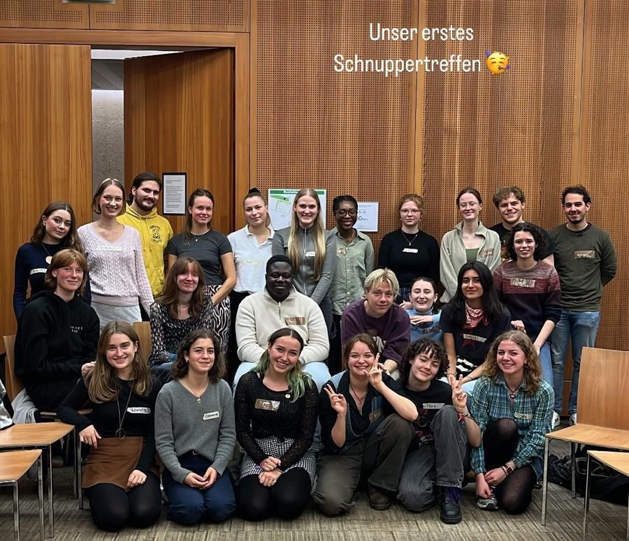 Das Foto zeigt ein Gruppenfoto von ungefähr 25 jungen Menschen in einem Seminarraum. Ein Schriftzug besagt "Unser erstes Schnuppertreffen"